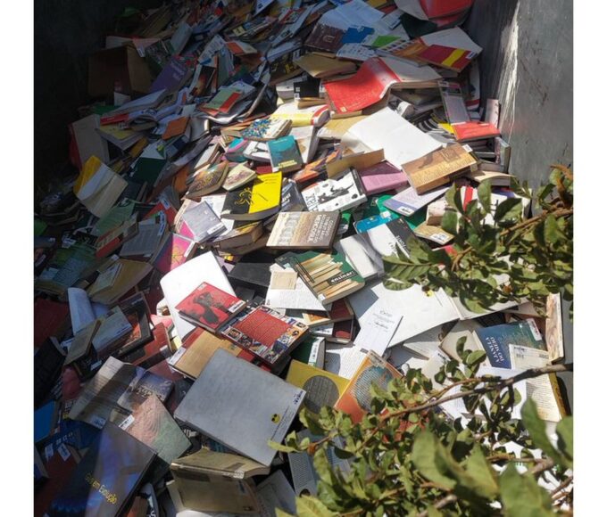 Prefeitura de Osasco joga no lixo livros de biblioteca municipal