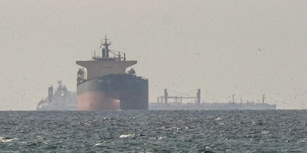 Saída dos Emirados Árabes da Opep provoca nova alta do petróleo