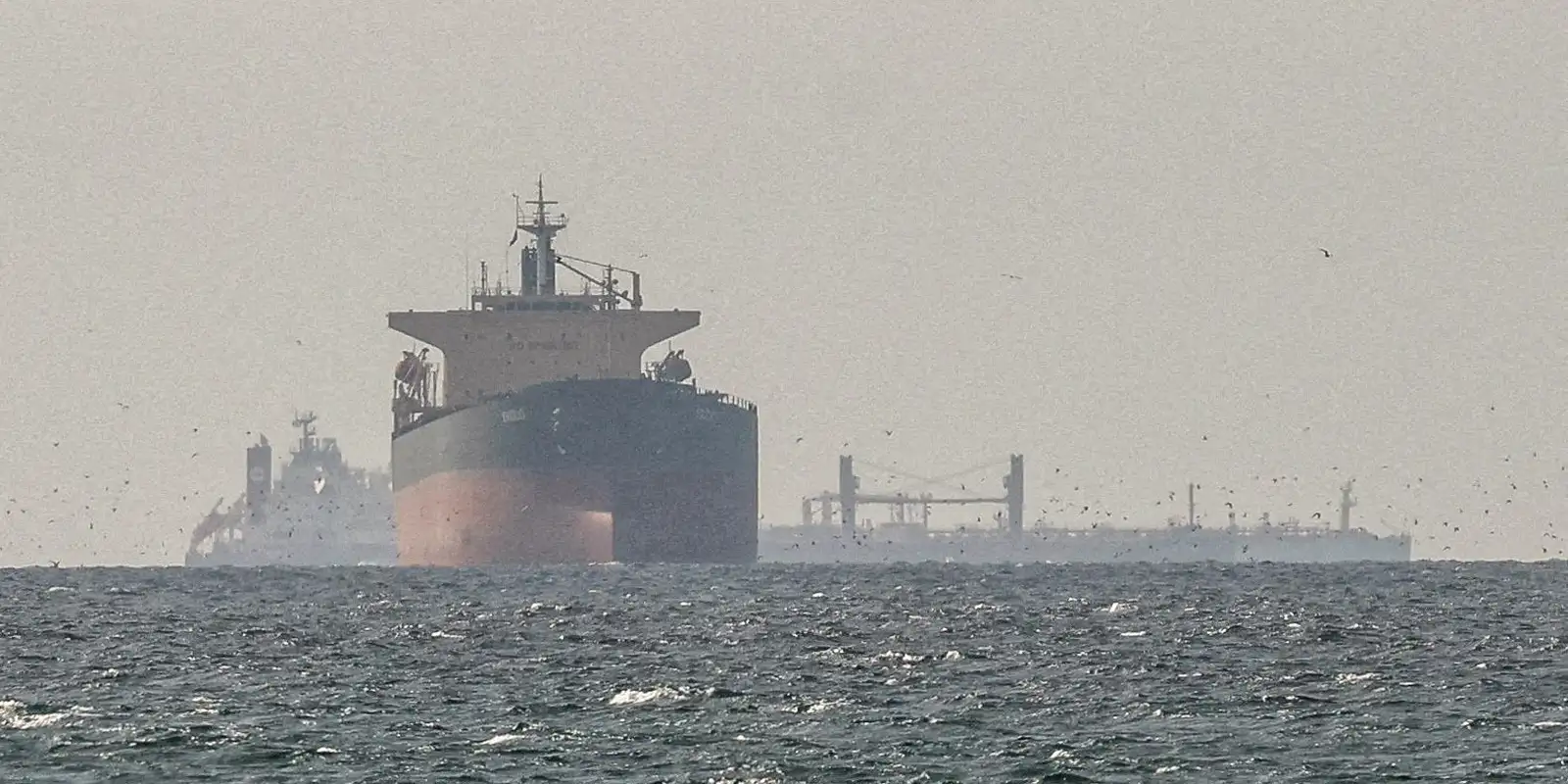 Saída dos Emirados Árabes da Opep provoca nova alta do petróleo