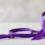 Comissão da Câmara aprova projeto que cria cordão roxo para identificar pessoas com Alzheimer