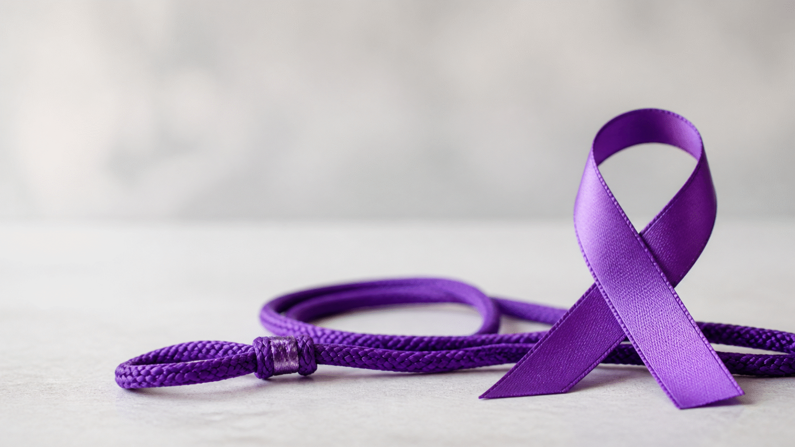 Comissão da Câmara aprova projeto que cria cordão roxo para identificar pessoas com Alzheimer