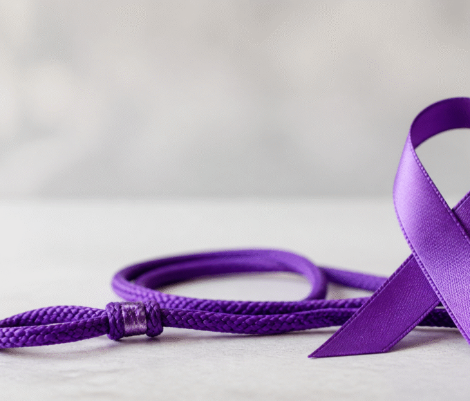 Comissão da Câmara aprova projeto que cria cordão roxo para identificar pessoas com Alzheimer