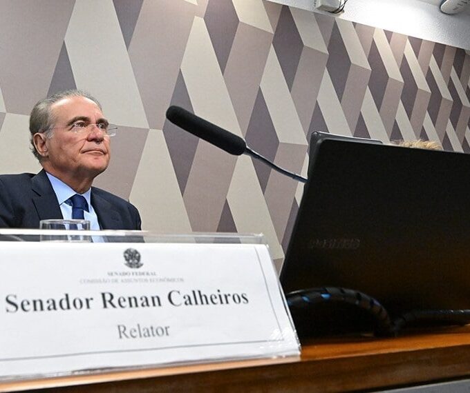 Senador Renan Calheiros durante reunião da CAE