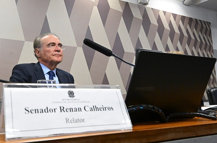 Senador Renan Calheiros durante reunião da CAE