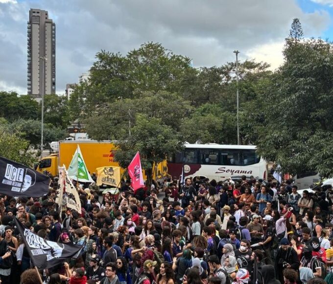 Em ato na capital paulista, estudantes criticam políticas educacionais