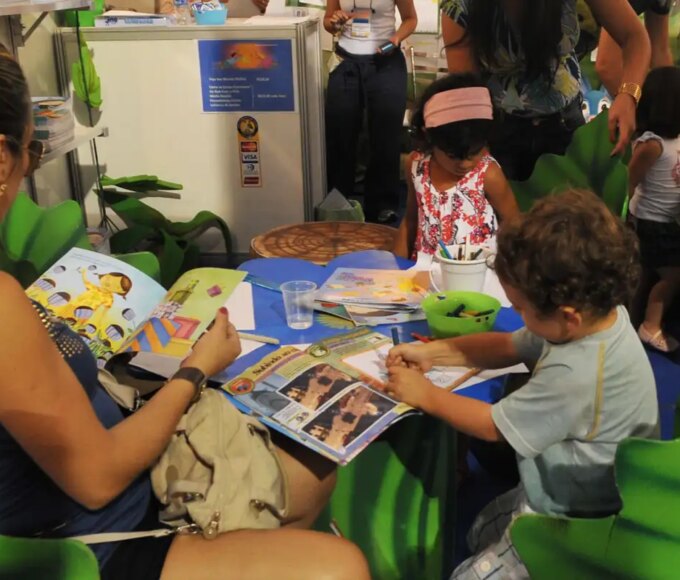 Estudo revela que 53% das famílias raramente leem para criança