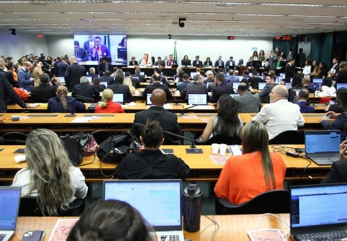 Fim da escala 6×1 avança na comissão especial da Câmara