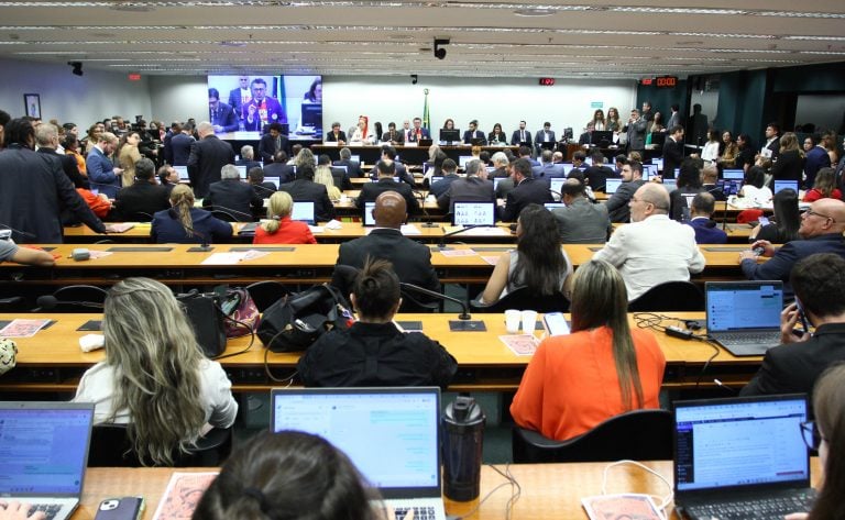 Fim da escala 6×1 avança na comissão especial da Câmara