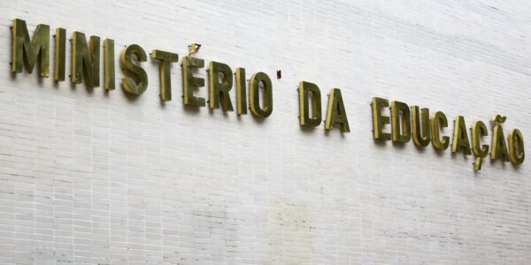 Formação de professores a distância mostra desempenho 53,1% inferior
