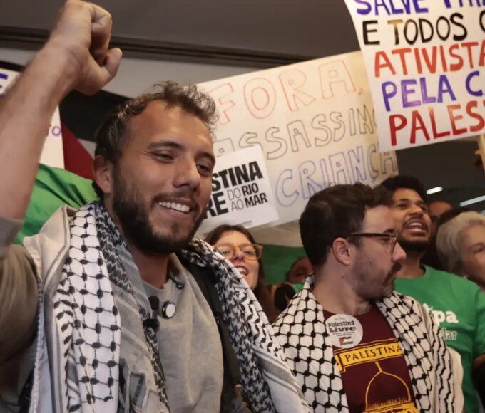 Israel estende prisão de ativista brasileiro por seis dias