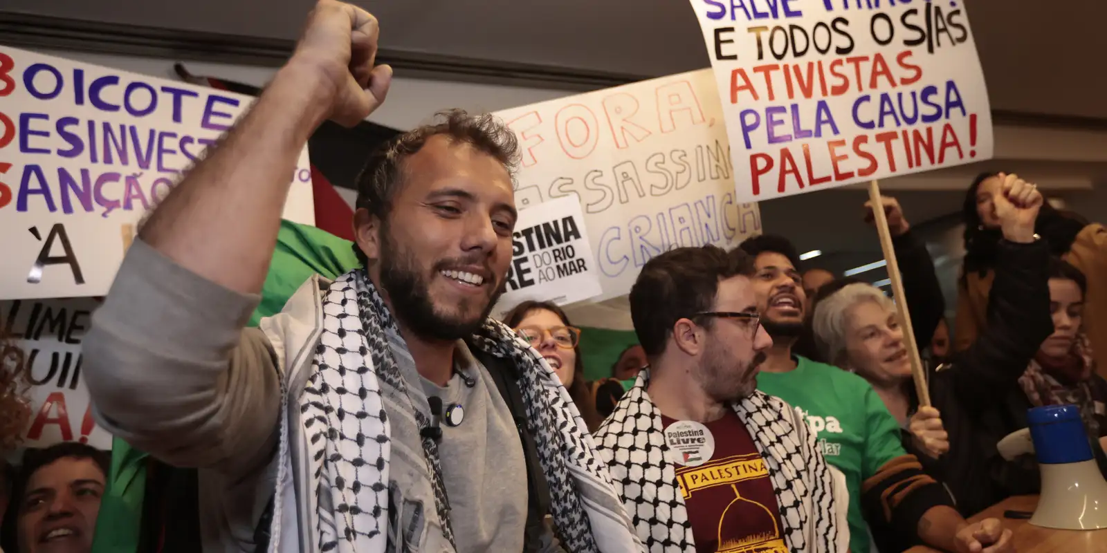 Israel estende prisão de ativista brasileiro por seis dias
