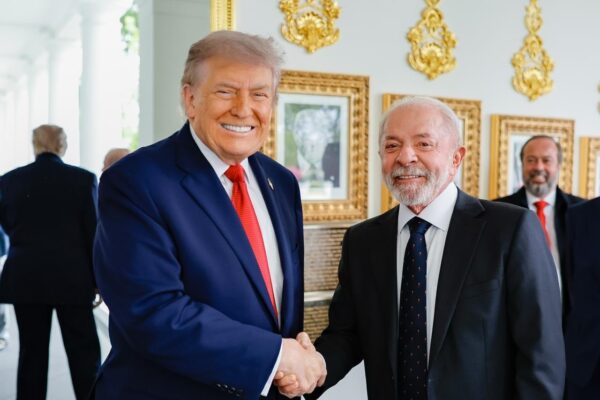 Trump e Lula postam foto sorrindo em encontro na Casa Branca