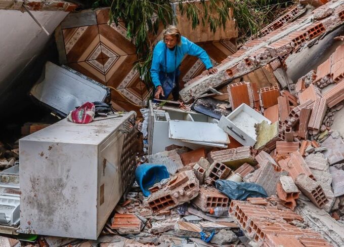 família atingida por enchente em MG