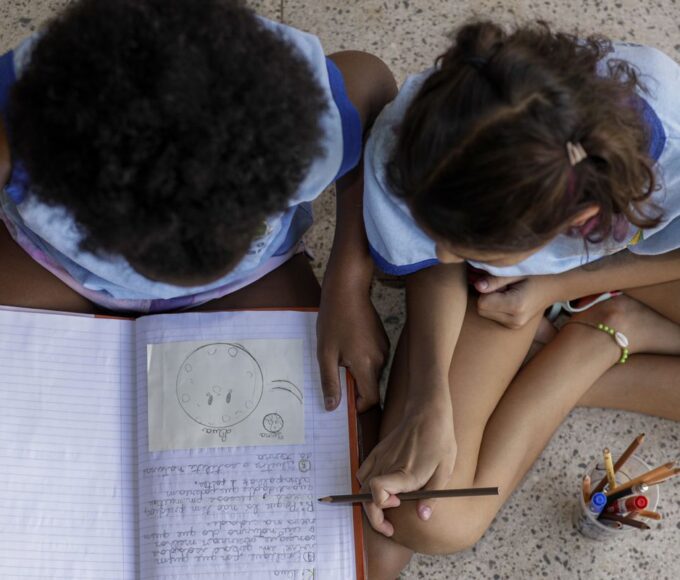 Metade dos estudantes não vê debate antirracista na escola, diz estudo