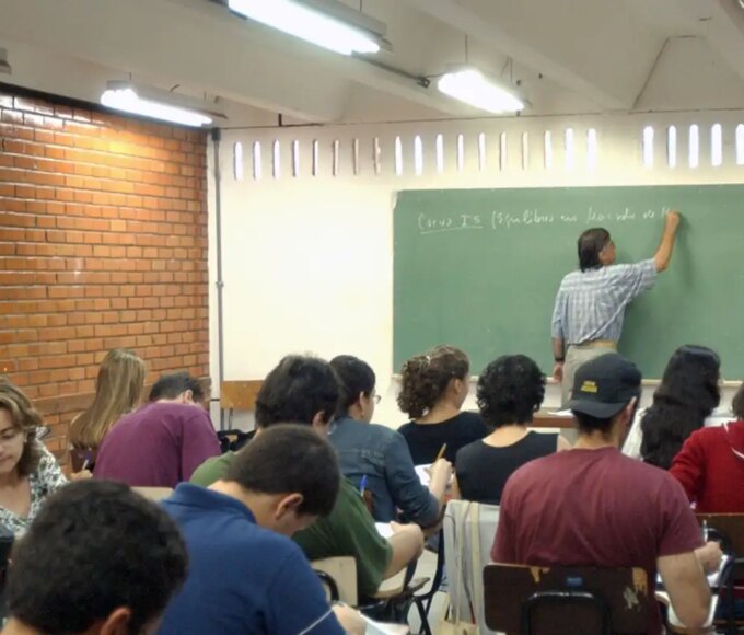 Metade dos professores formados em EAD tem desempenho insuficiente