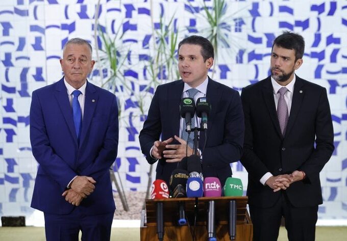 Hugo Motta concede entrevista após reunião do Colégio de Líderes