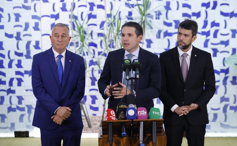 Hugo Motta concede entrevista após reunião do Colégio de Líderes