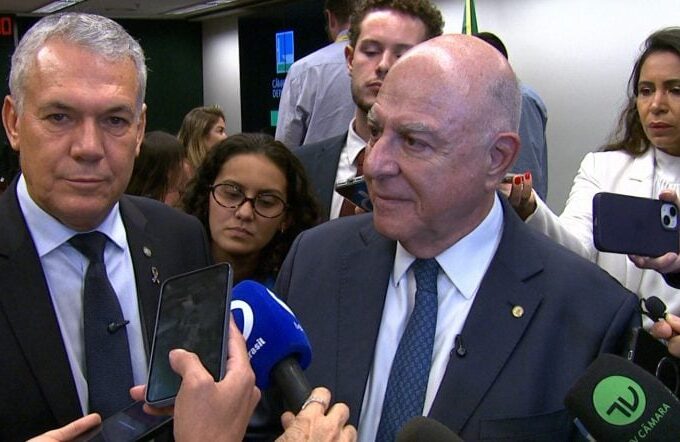 Zé Silva, autor do projeto; e Arnaldo Jardim, relator; em entrevista coletiva