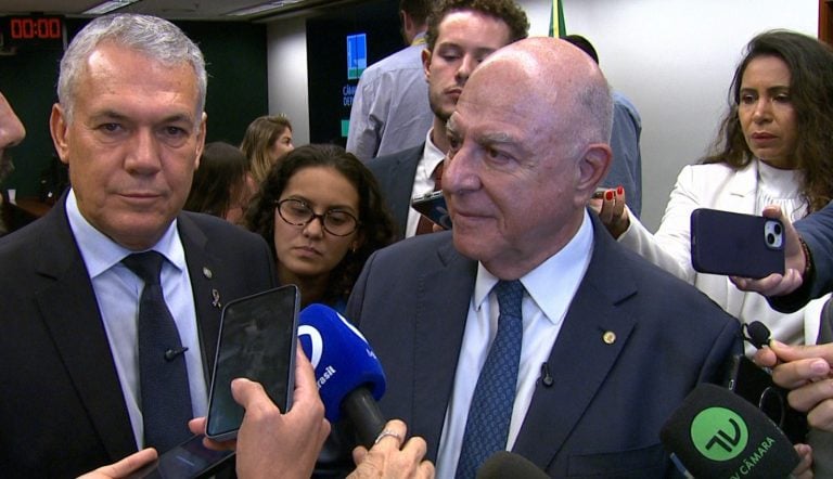 Zé Silva, autor do projeto; e Arnaldo Jardim, relator; em entrevista coletiva