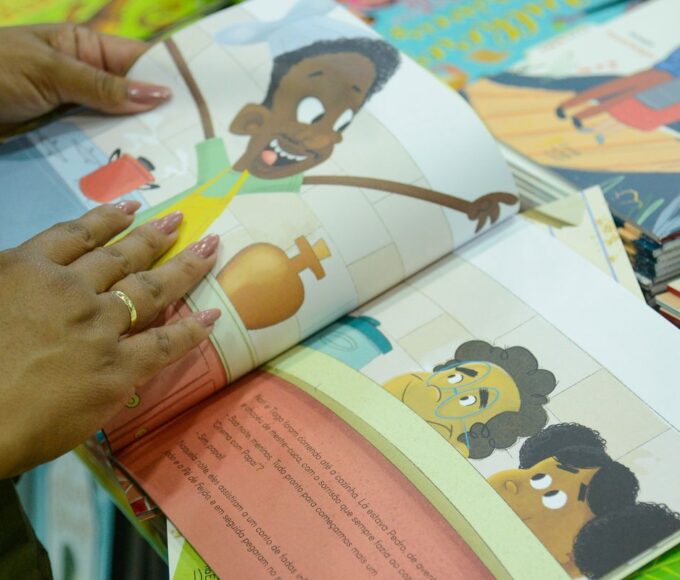 Bienal nas Escolas entra em clima de Copa para estimular leitura no RJ
