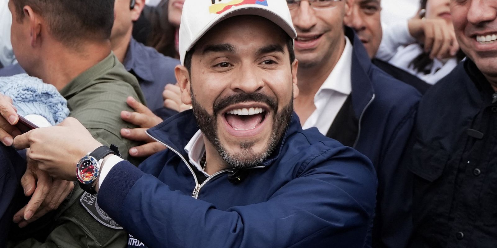 Direita vence eleição na Colômbia por margem apertada