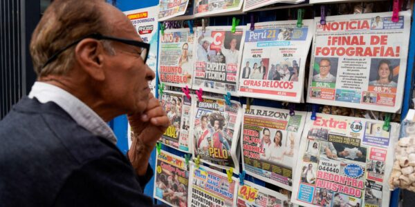 Eleição no Peru segue acirrada com ligeira vantagem para esquerda