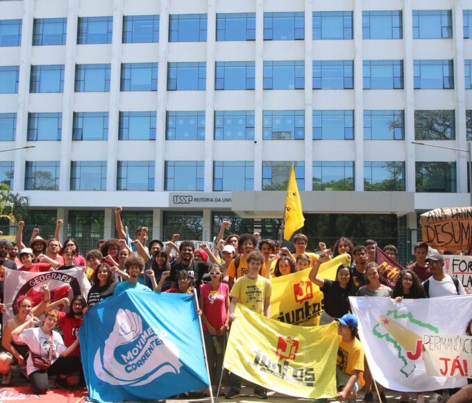 Estudantes encerram greve de quase dois meses na USP