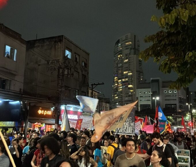 Estudantes protestam contra cortes nas universidades de SP