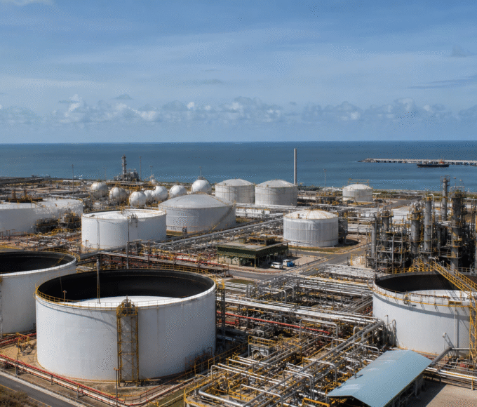 Petróleo fecha em queda após avanços nas negociações entre EUA e Irã