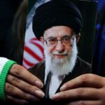 Cerimônia privada no Irã vela corpo de líder supremo Ali Khamenei