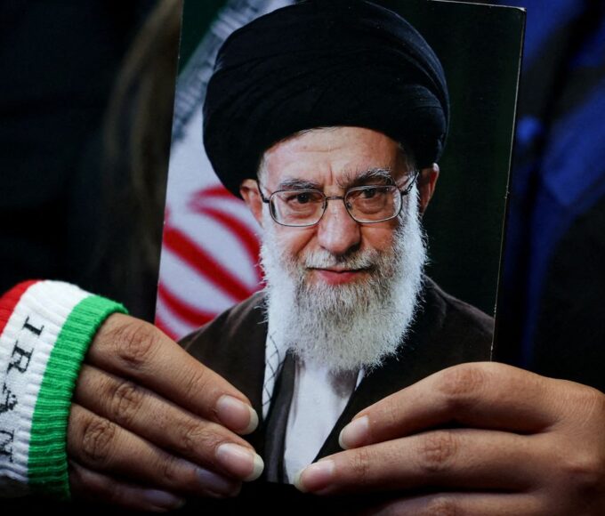 Cerimônia privada no Irã vela corpo de líder supremo Ali Khamenei