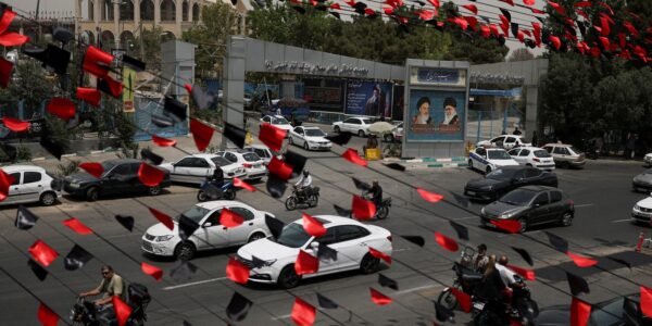 Cortejo de aiatolá reúne multidões em Teerã