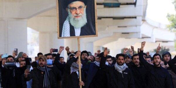 Irã faz alerta sobre ataques durante cerimônia fúnebre de Ali Khamenei
