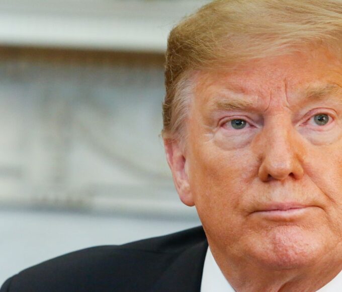 Trump anuncia novo bloqueio e taxa de 20% no Estreito de Ormuz